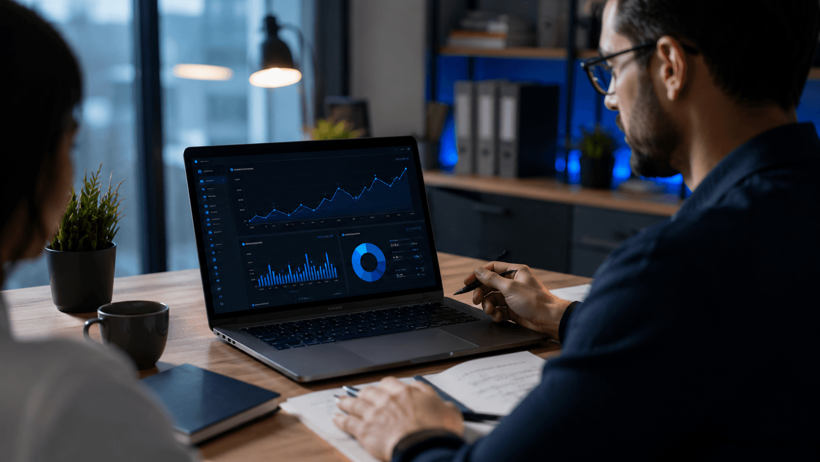 Équipe consultant les analytics de liens sur un tableau de bord d’ordinateur portable.